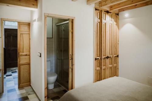 AgésCasa Rural el Cocodrilo的一间卧室配有一张床,浴室设有卫生间