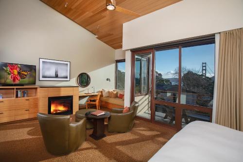 索萨利托卡瓦略岬酒店的一间卧室设有带壁炉的客厅。