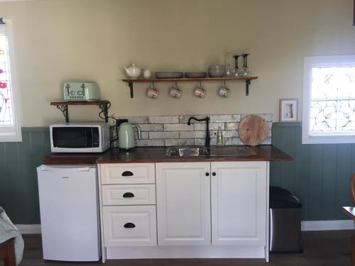 EvandalePeg Cottage的厨房配有水槽和微波炉