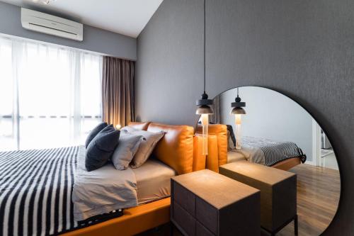 八打灵再也Madam Design 2 at Kota Damansara的一间卧室配有一张带镜子的床和一张沙发