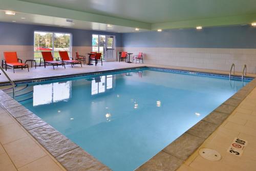 布卢明顿Holiday Inn Express & Suites - Mall of America - MSP Airport, an IHG Hotel的大楼里一个蓝色的大泳池