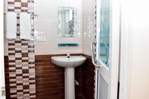 亭可马里Mallika Resort的一间带水槽和镜子的浴室