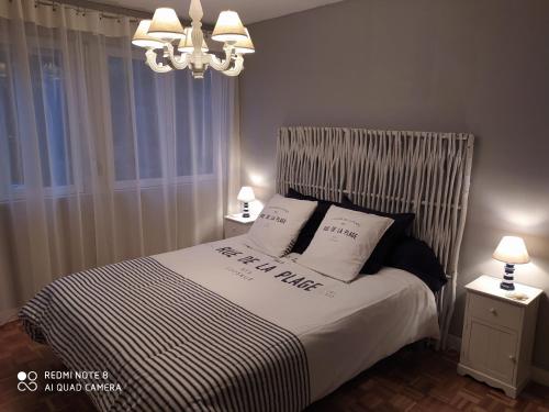 勒特雷波尔L' entre mer et falaise的一间卧室配有一张带两个枕头的床