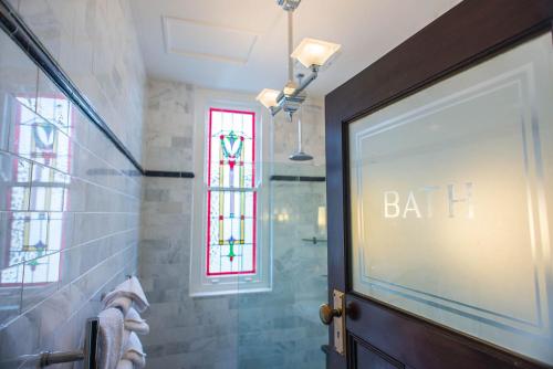卡林顿酒店的一间浴室