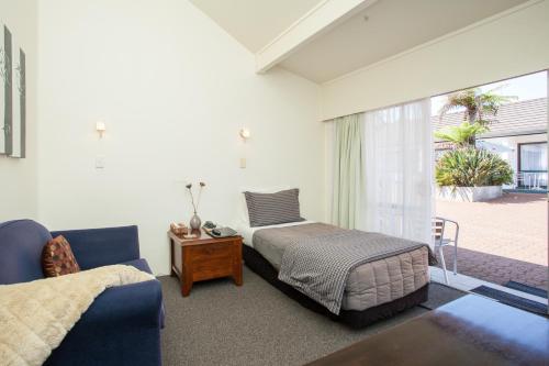 凯里凯里凯里凯里阁汽车旅馆的一间卧室配有一张床、一张桌子和一个窗户。