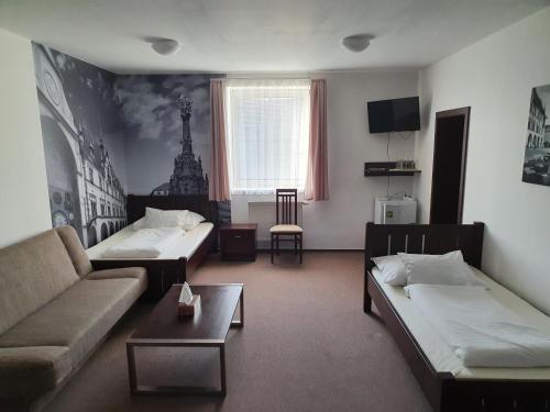奥洛穆茨巴拉兹酒店的一间带两张床和一张沙发的客厅