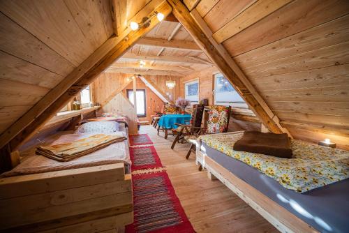 泽高杰耶泽尔斯科Cvet gora - Camping, Glamping and Accomodations的阁楼间设有两张床和一张桌子