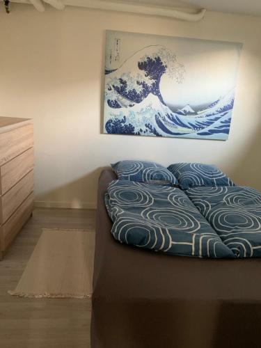 维泽桑讷Surf Apartment Stormgade的墙上画的一张床上