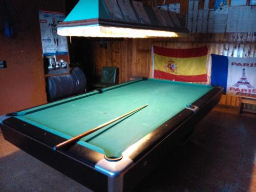 奥泰佩Annimatsi Camping的酒吧里绿色的台球桌,带有球 ⁇ 
