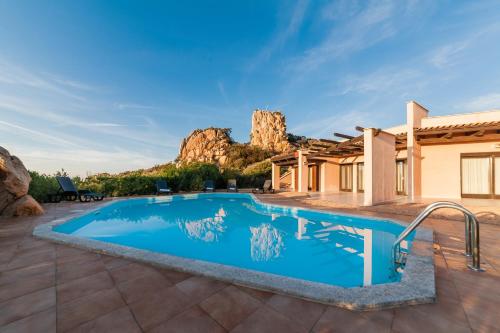 帕拉迪索海岸Gravina Resort & Apartments的一座房子里游泳池的形象