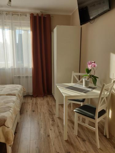 SkawaPokoje u Jasia i Małgosi的配有桌椅和床的房间