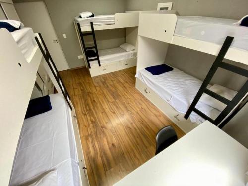 圣保罗Visto Hostel的小房间设有两张双层床和一张桌子