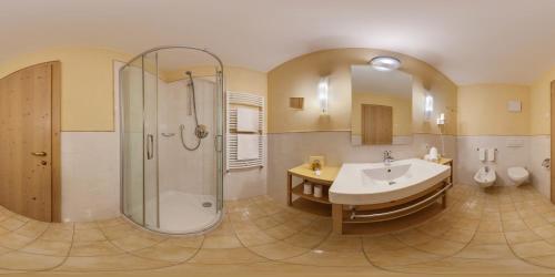 菲耶圣安东酒店的带淋浴、盥洗盆和浴缸的浴室
