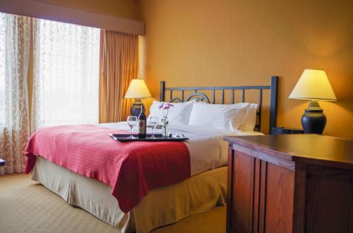 佩​​沃基-密尔沃基西部假日酒店客房内的一张或多张床位