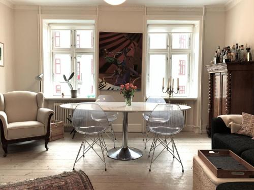 哥本哈根ApartmentInCopenhagen Apartment 1436的客厅配有桌椅