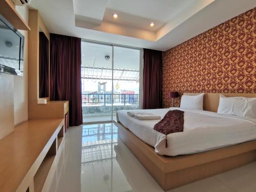 查龙普吉岛勒德西尔城假日酒店的一间卧室设有一张床和一个大窗户