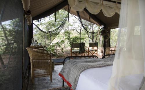 提姆巴瓦提禁猎区Simbavati Trails Camp的帐篷内一间卧室,配有一张床