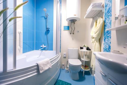 托木斯克阿巴祖尔酒店的带浴缸、卫生间和盥洗盆的浴室