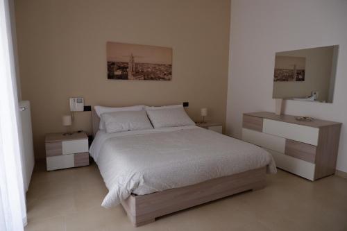 图里Il Campanile的一间卧室设有一张大床和两个床头柜