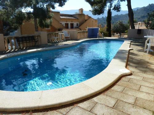 索列尔Apartment mit Traumblick的庭院里的一个蓝色海水大型游泳池