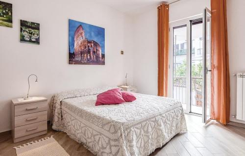 卡斯特拉巴特Casa Vacanze Giusy的一间卧室配有一张带粉红色枕头的床