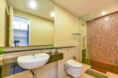 吉隆坡Apex Cozy Suites at Swiss Garden Residence Kuala Lumpur的一间带水槽、卫生间和镜子的浴室