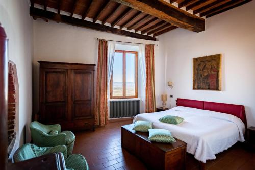 萨尔泰阿诺Albergo Santa Chiara的一间卧室配有一张床、一个窗口和椅子