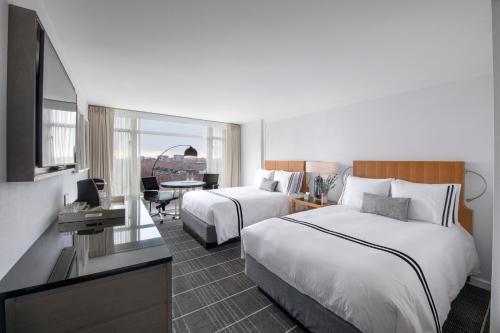 波士顿科罗纳德酒店的酒店客房设有两张床和电视。