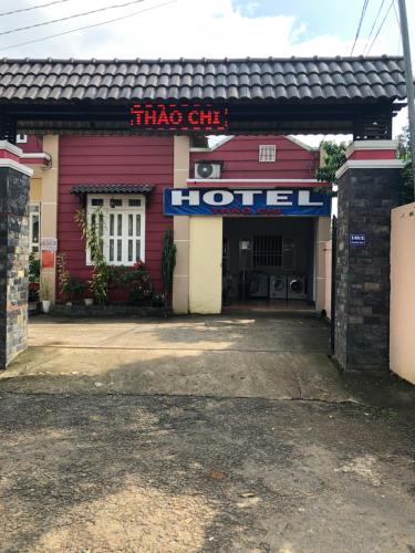 保禄Thảo Chi的上面有酒店标志的红色建筑