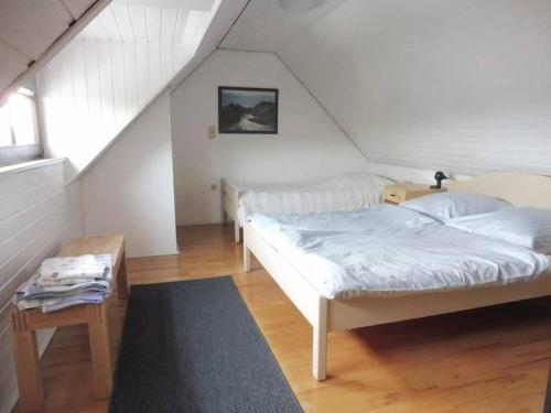 卡塞尔Ferienwohnung Wessels的阁楼上的卧室配有两张床