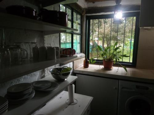 且乌塔Casita campestre的厨房设有窗户和餐具柜