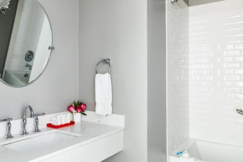旧金山白天鹅酒店的白色的浴室设有水槽和镜子