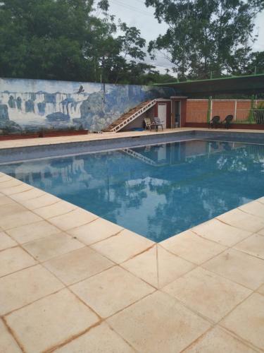 伊瓜苏港吾之隐居公寓的墙上的蓝色海水游泳池