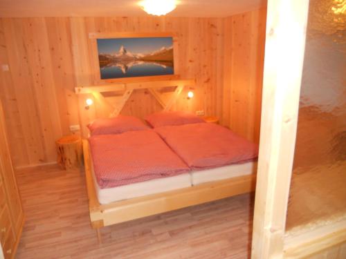 圣安东阿尔贝格gästehaus stadle的一间小卧室,卧室内配有一张床铺