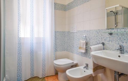 卡斯特拉巴特Casa Vacanze Giusy的浴室配有白色卫生间和盥洗盆。