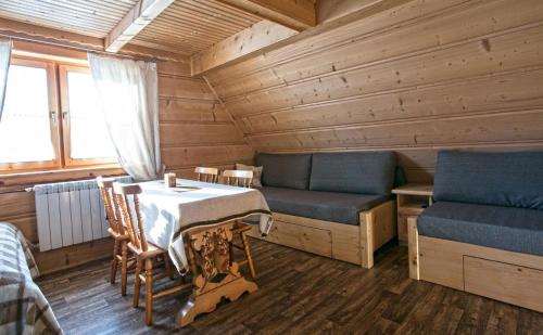 考斯赛力克Pokoje u Uli的小屋内的房间,配有桌子和沙发