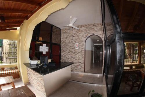 圣多明各Caribbean Hotel Santo Domingo的餐厅大堂设有带镜子的柜台