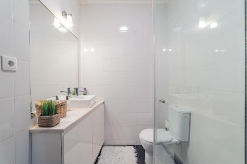 加亚新城ANITAHOUSE的白色的浴室设有卫生间和水槽。