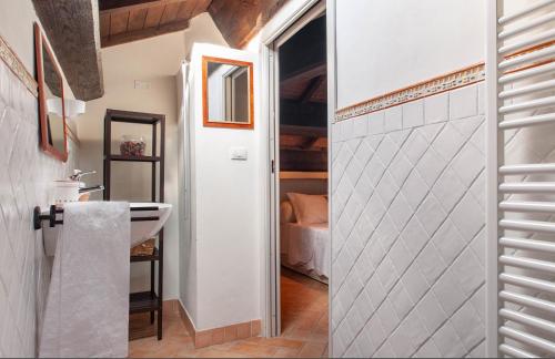 古比奥蒙特罗诺古式公寓酒店的一间带水槽的浴室和一扇通往卧室的门