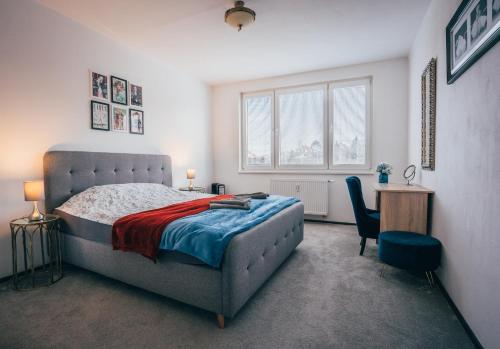 捷克克鲁姆洛夫Apartmán Marilyn的一间卧室配有一张床、一张书桌和一个窗户。