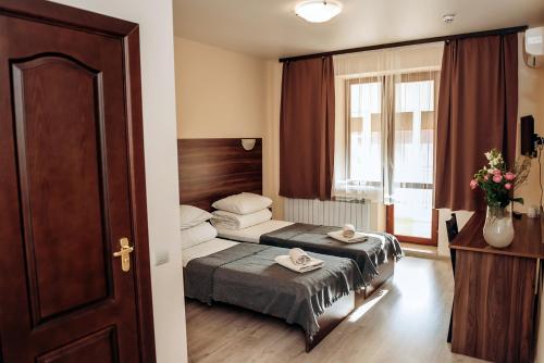 利沃夫凯梅勒别墅旅馆的酒店客房设有床和窗户。