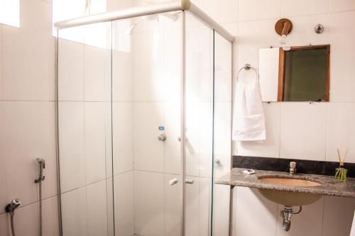 塞蒂拉瓜斯Riviera Palace Hotel的带淋浴和盥洗盆的浴室