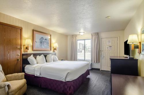 Americas Best Value Inn & Suites Ft Collins E at I-25客房内的一张或多张床位