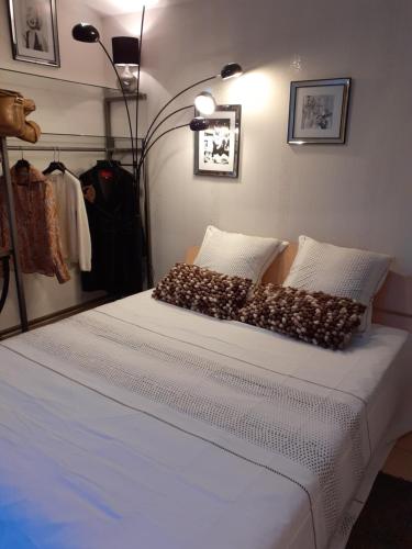 拉加里格La Bergerie的一间卧室配有带白色床单和枕头的床。
