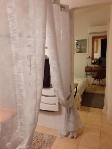 拉加里格La Bergerie的一间设有白色窗帘和床的房间