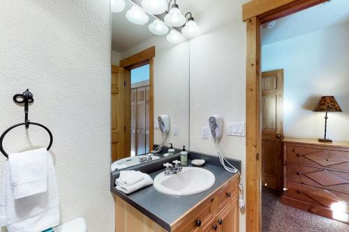 基斯通Tenderfoot Lodge 2621的一间带水槽和镜子的浴室