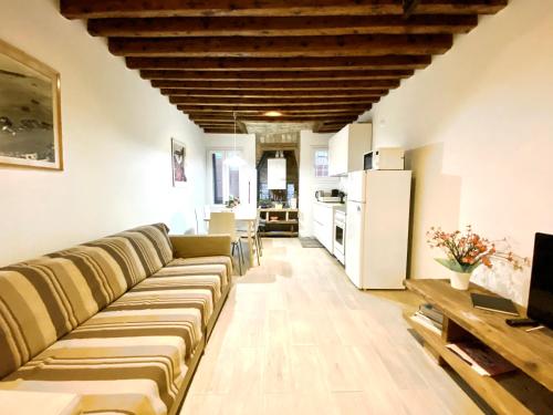 威尼斯SANTA CATERINA的带沙发的客厅和厨房