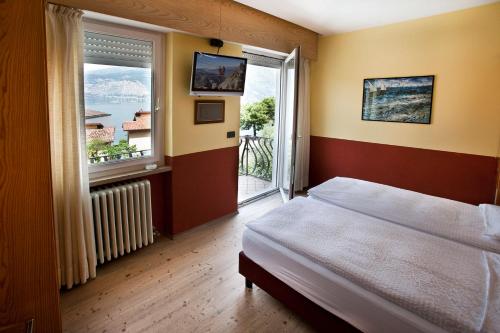 马尔切西内路娜洛萨酒店的一间卧室设有一张床和一个大窗户