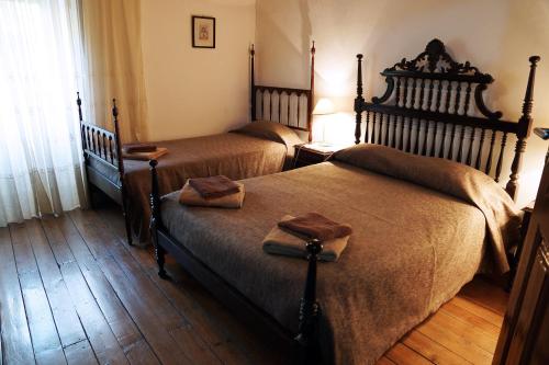 戈伊什Casa D'Avó Mila的卧室设有两张床,铺有木地板