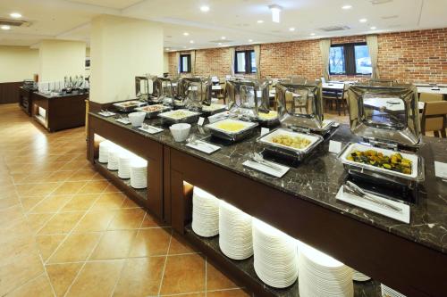 束草市雪岳山索拉诺韩华度假村的在酒店客房内提供自助餐